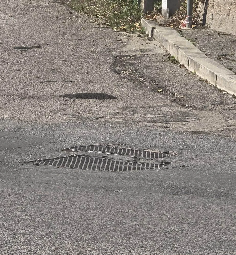 Tombino rumoroso su Via Di Biasio (Fronte Pizzeria e Fioraio)