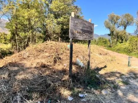 Rifiuti interrati a via del Lago, proprio a ridosso dell’argine del fiume Rapido
