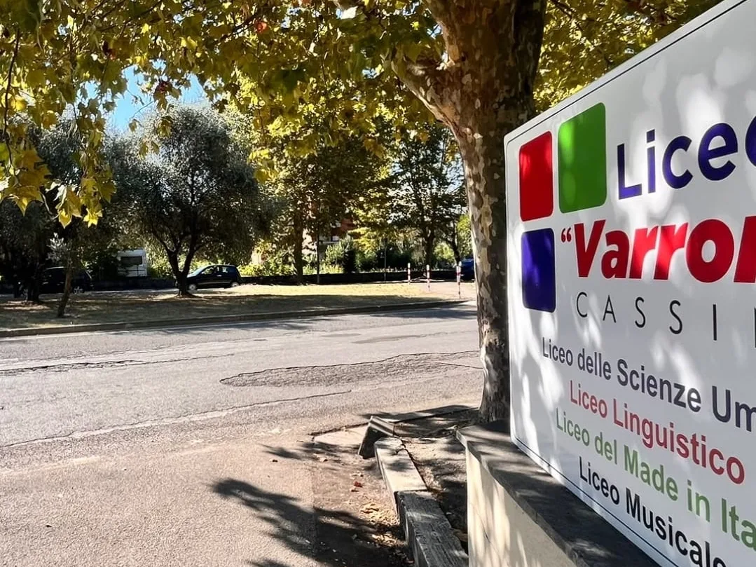 UNA ROTONDA RIPULITA, E A POCHI METRI L’ORRORE.