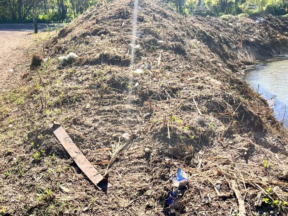 Rifiuti interrati a via del Lago, proprio a ridosso dell’argine del fiume Rapido