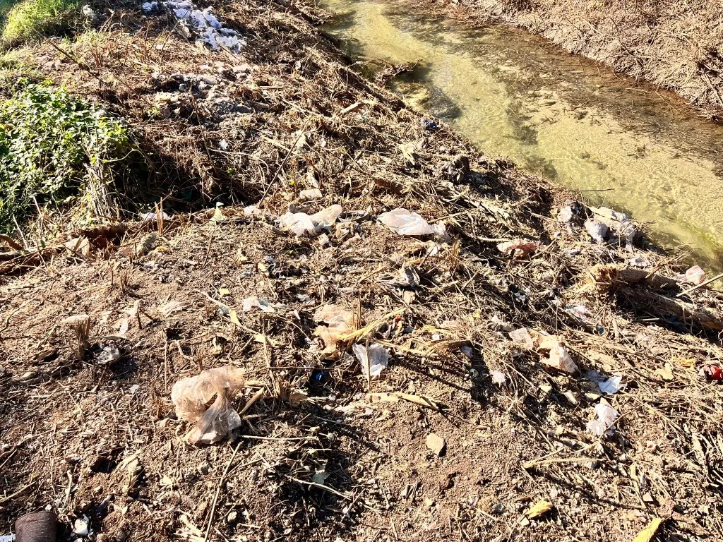 Rifiuti interrati a via del Lago, proprio a ridosso dell’argine del fiume Rapido