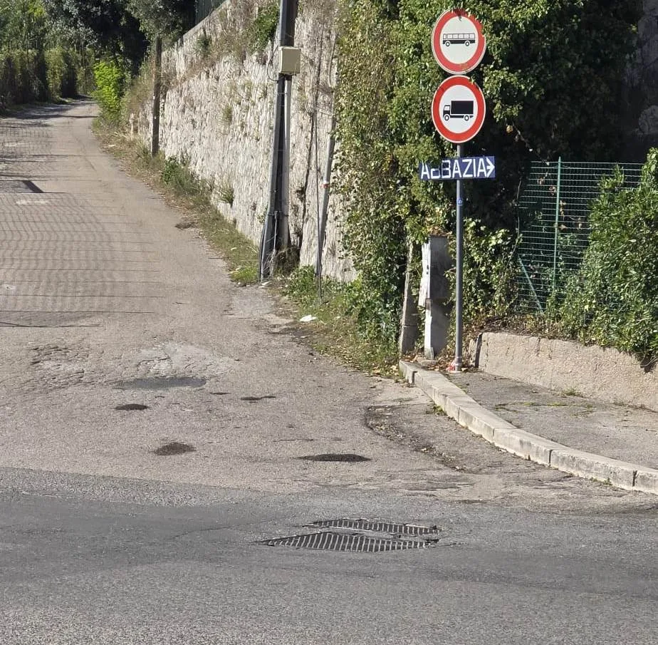 Tombino rumoroso su Via Di Biasio (Fronte Pizzeria e Fioraio)