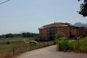 Operaio precipita da tre metri: arriva l'eliambulanza