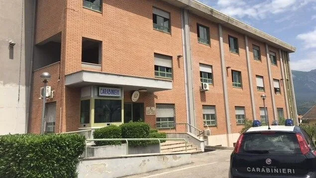 Locale chiuso per irregolarità, il titolare viola i sigilli e organizza una festa: scoperto dai Carabinieri e denunciato