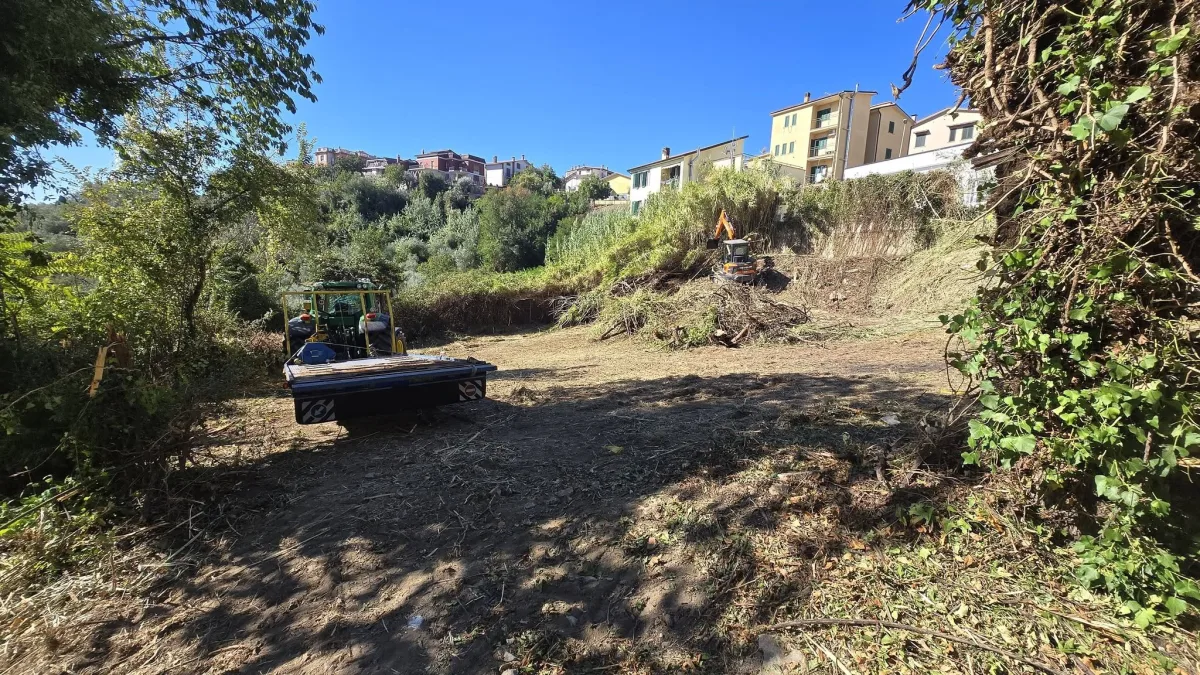 Torricе, dopo oltre 40 anni di abbandono l’area accanto alle case ATER diventa parcheggio: l’annuncio del sindaco