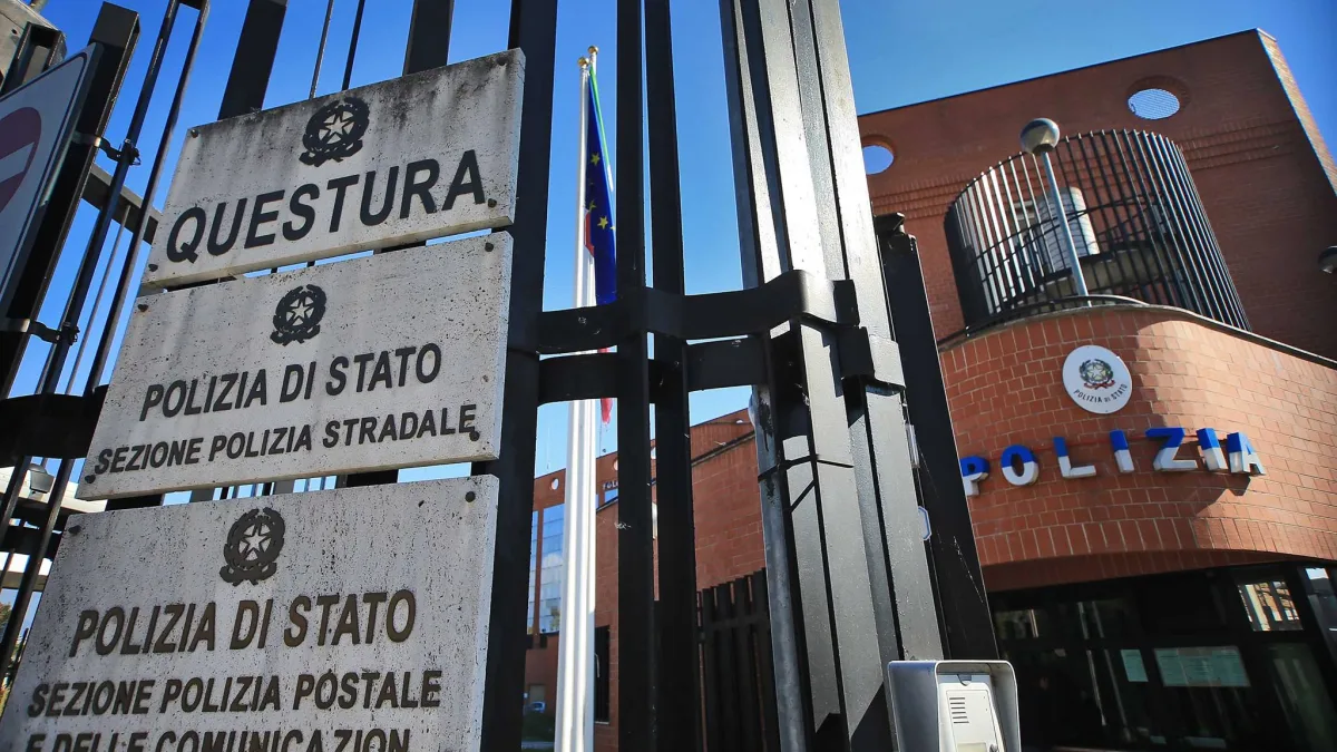 Frosinone – Trova una borsa dal valore di mille euro e la consegna in Questura
