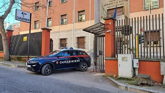Cucinano cocaina in casa: arrestati