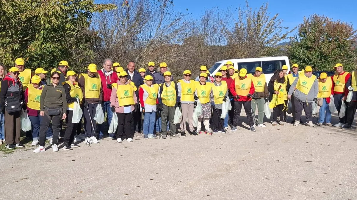 Puliamo il Mondo sbarca a Trivigliano, volontari al lavoro vicino al Lago di Canterno: “Troppi rifiuti abbandonati”