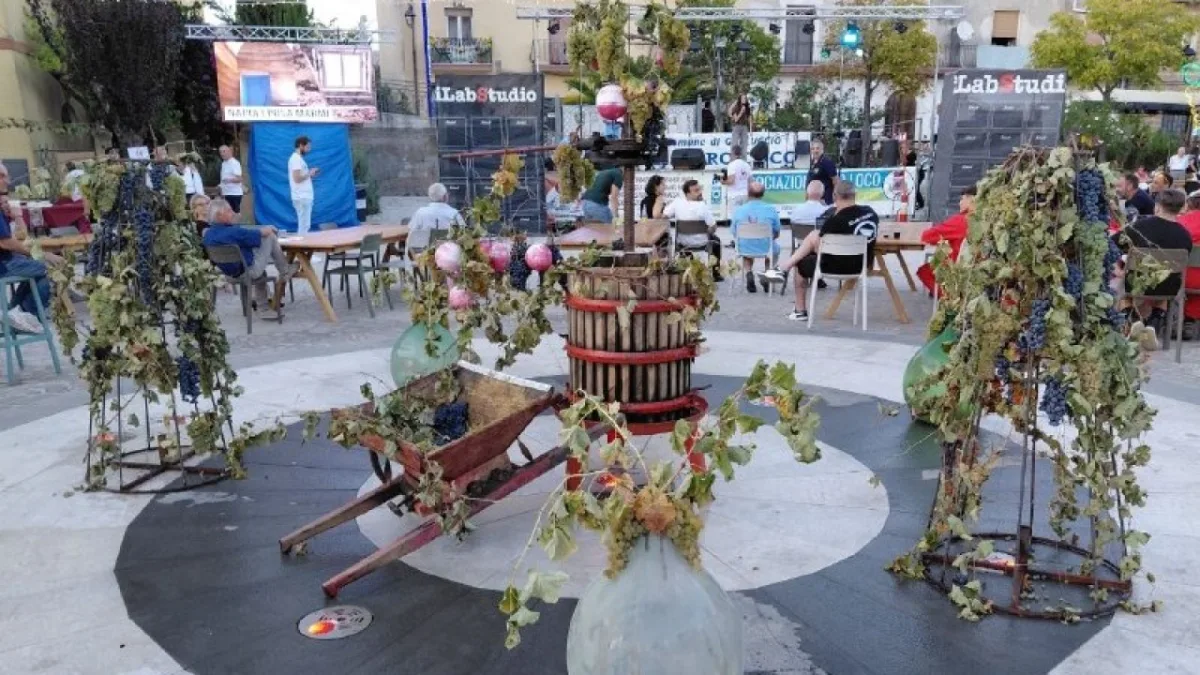 Galluccio, la 50ª Sagra dell’Uva fa festa tra carri allegorici, vino e sapori della tradizione