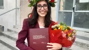 Alessia torna tra i banchi ma come prof a soli 25 anni