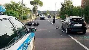 Scontro tra un'auto e una moto: un uomo in ospedale
