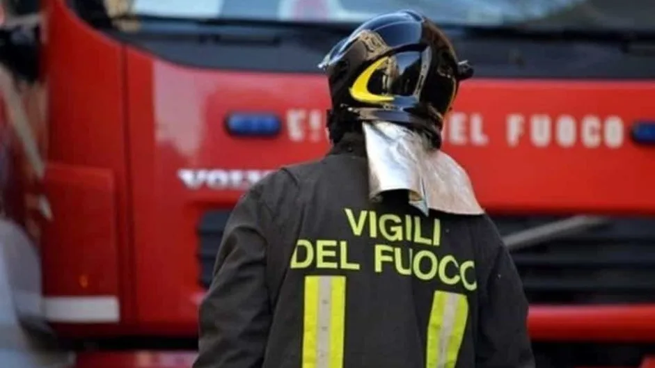 Paura a Ceccano: fiamme devastanti avvolgono una casa, garage e auto distrutti