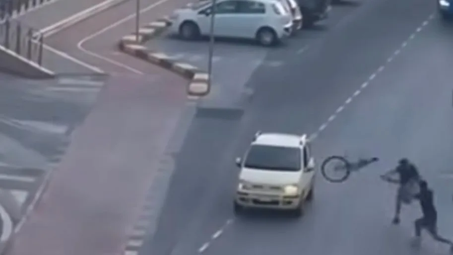 Bicicletta scagliata contro un’auto, denunciati due giovani stranieri