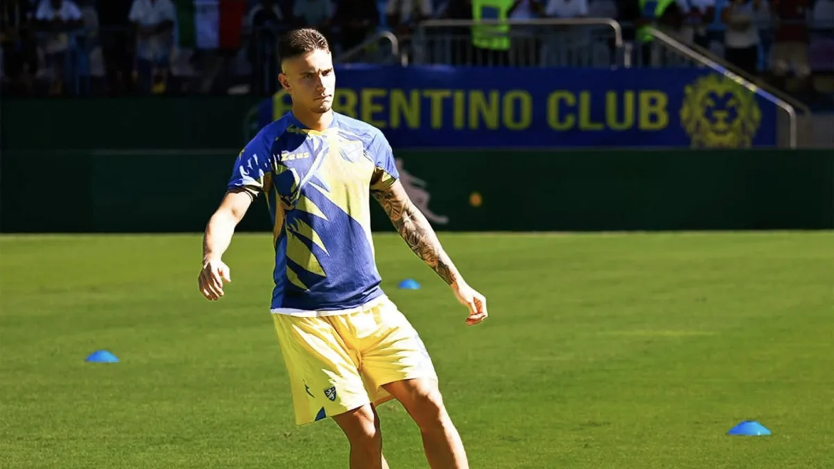 Frosinone-Como 2-0, impresa giallazzurra allo Stirpe: la squadra di Alvini ferma la corazzata di Fabregas