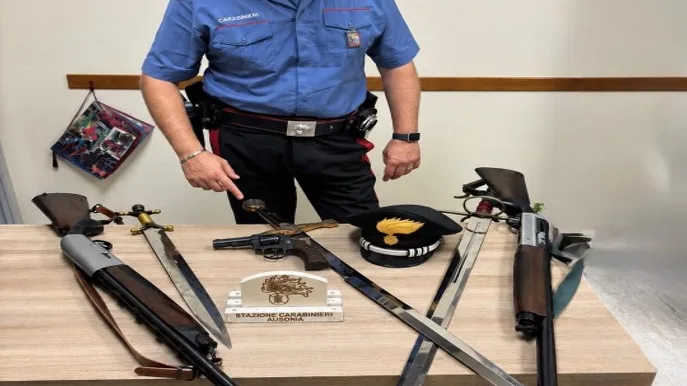 Frosinone – In casa una pistola modificata e spade, denunciato 73enne