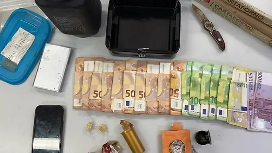 Doppia operazione contro lo spaccio: sequestrati droga, armi e 17.000 euro. Arrestato un ventenne