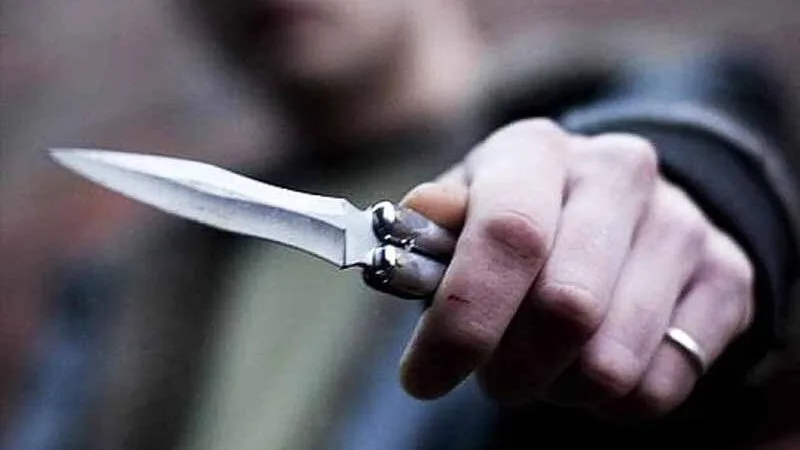 Lite per una ragazza finisce nel sangue: 18enne aggredito a coltellate, è caccia all’uomo
