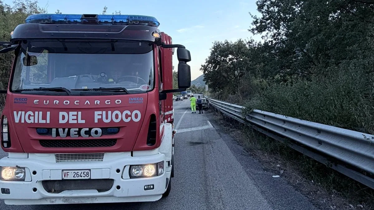 Belmonte Castello (FR) – Paura per auto e sterpaglie in fiamme sulla superstrada Cassino-Sora