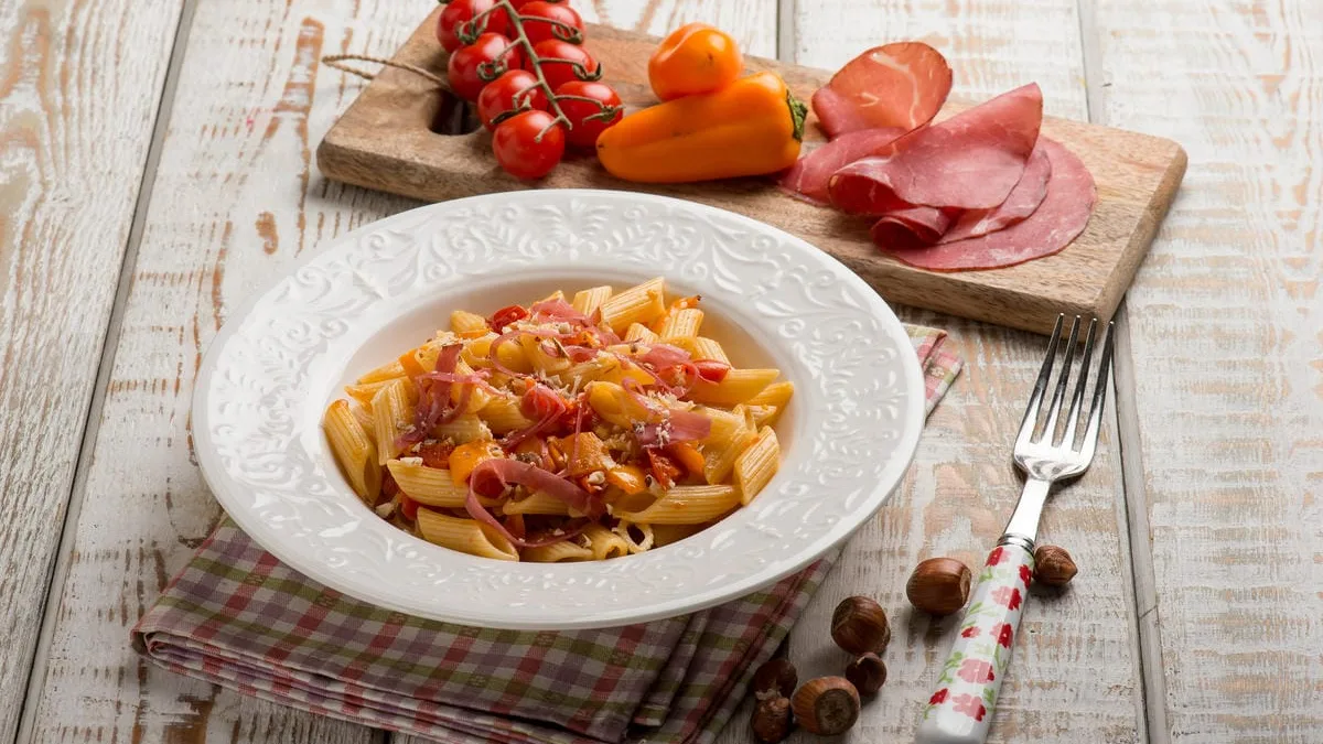 Pasta con bresaola e pomodorini