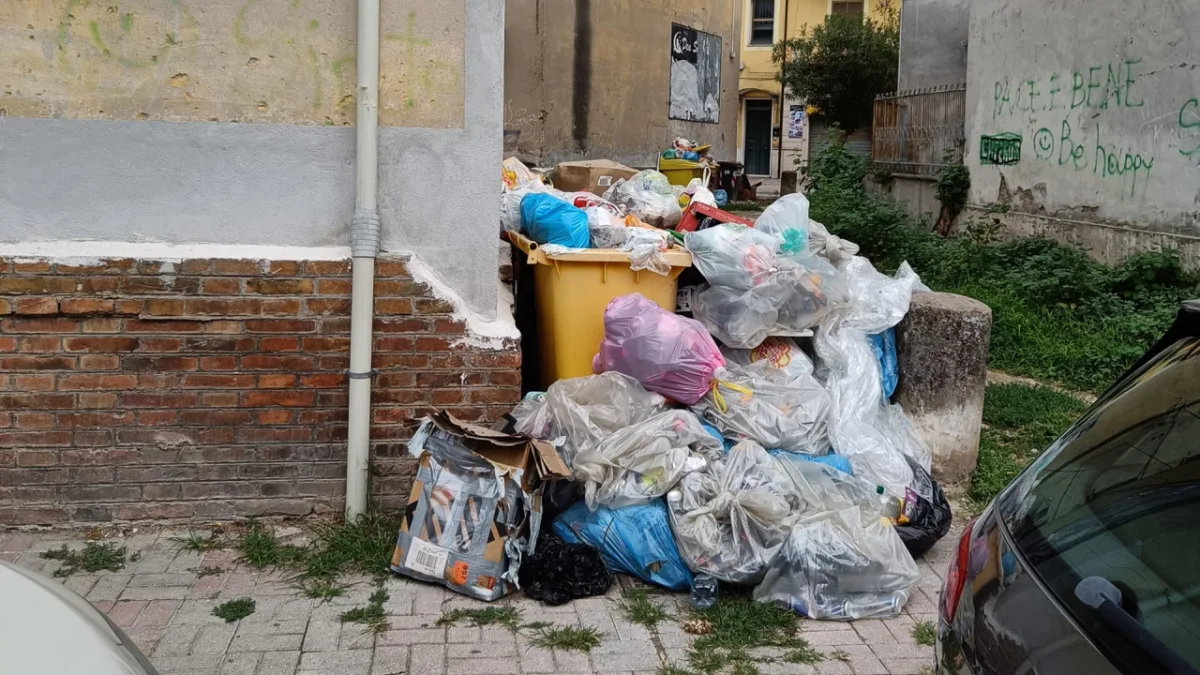 Cassino, rifiuti senza regole: la città ha perso il controllo della raccolta differenziata