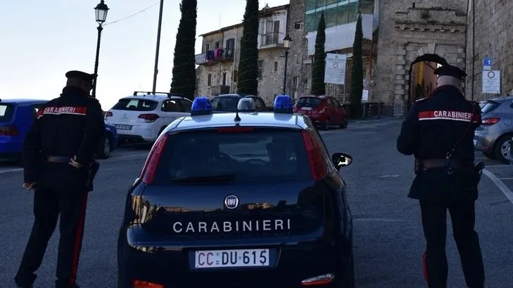 Truffa dello specchietto sulla Casilina: automobilista fiuta il raggiro, denunciati due fratelli