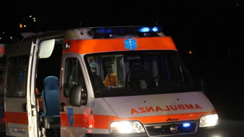 Terribile schianto all’alba, muore un 22enne
