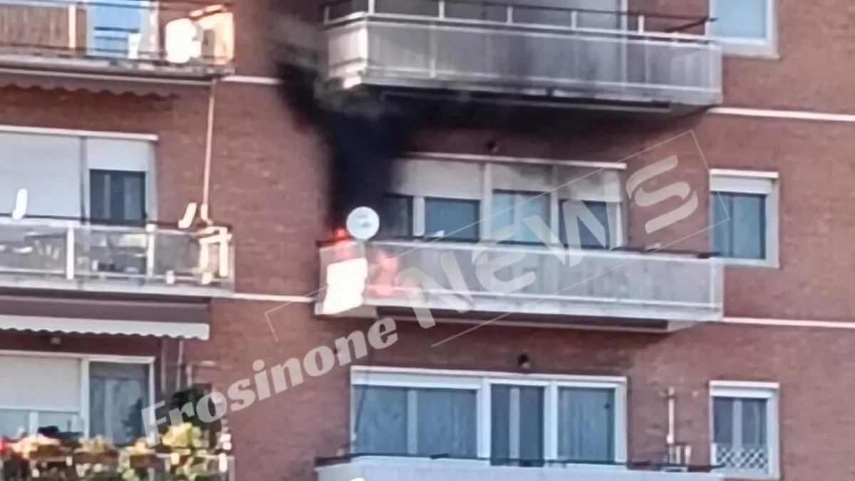 Sora – Incendio in una palazzina del centro, balcone in fiamme: paura tra i residenti