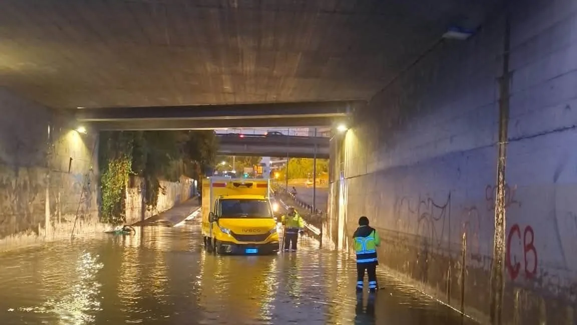 Roma – Maltempo, il venerdì nero tra allagamenti, alberi caduti e persone intrappolate
