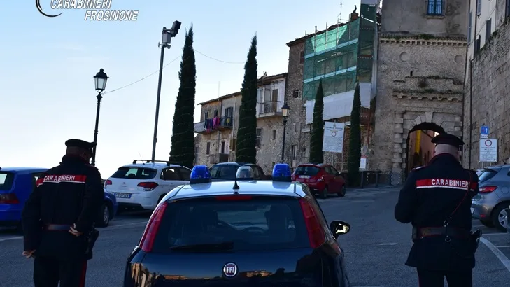 Ferentino – (FR) – Sottrae bancomat e pin alla compagna mentre dorme e preleva. Denunciato