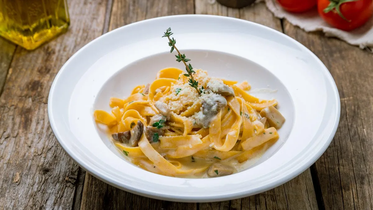 Tagliolini con asparagi e funghi porcini