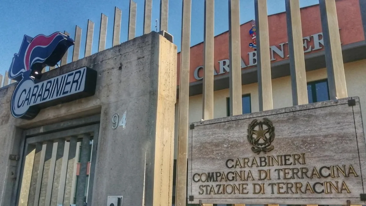 Fondi – Colpi di pistola contro un’auto in sosta: si indaga