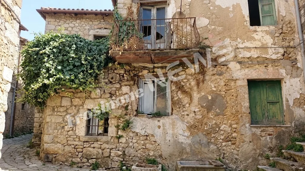Crolli dall’abitazione “fantasma”: famiglia costretta ad abbandonare la propria casa