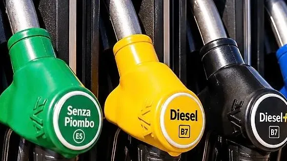 Benzina, da domani cambia il prezzo nei distributori Eni