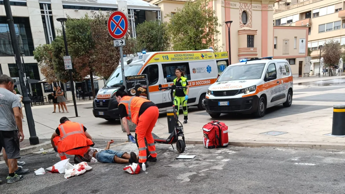 Cassino, perde il controllo del monopattino e finisce con il volto sull’asfalto: giovane in ospedale