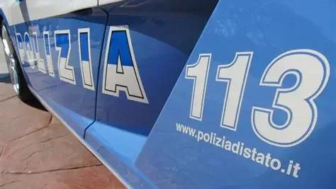 Chiama la Polizia all’alba, vuole farla finita. Gli agenti lo raggiungono e lo rassicurano