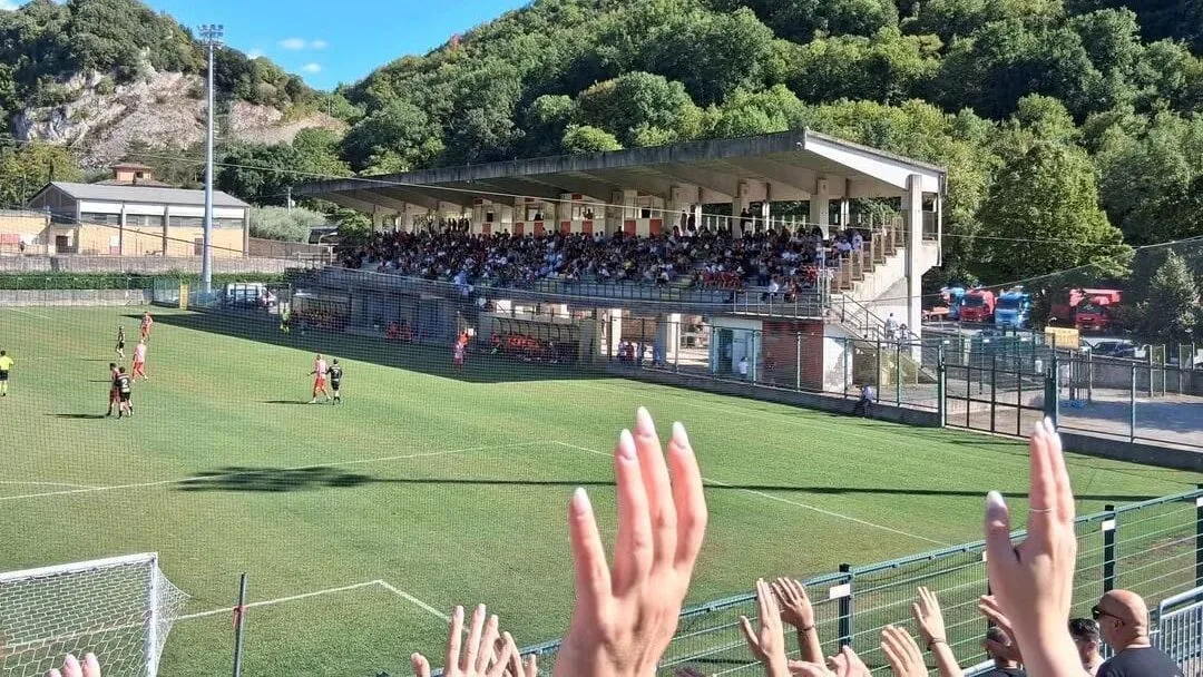 Isola del Liri – Stadio Nazareth agibile solo per cento persone, è polemica: l’affondo del club biancorosso