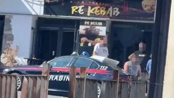 Entra in un bar e distrugge tutto: arrivano i carabinieri