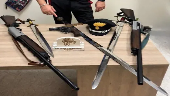 Nascondeva in casa tre spade e un revolver modificato: denunciato un settantatreenne