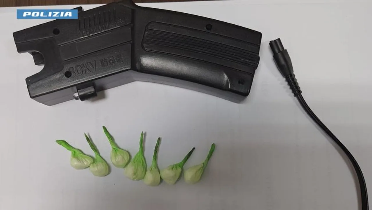 Cassino, fermato con taser vietato e sette dosi di cocaina: denunciato un 21enne