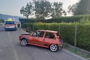 Auto contro la recinzione di un'abitazione, due giovani feriti