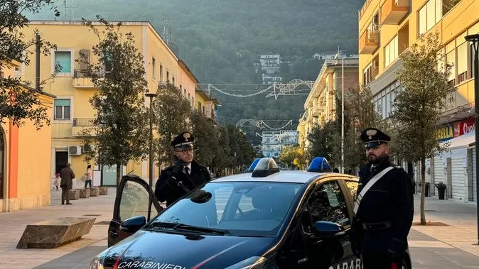 CASSINO, PALPEGGIAMENTI SULL’AUTOBUS NAPOLI-PESCARA: ARRESTATO UN UOMO PER VIOLENZA SESSUALE