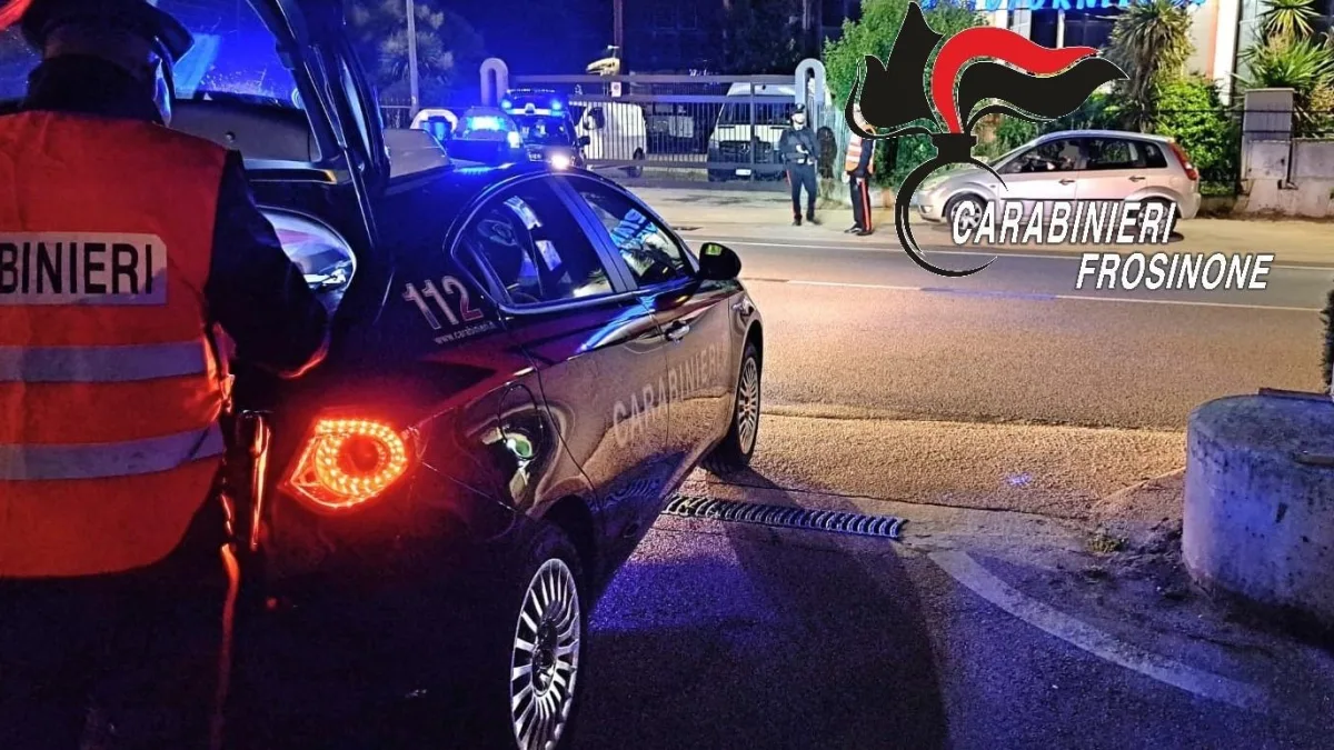 Frosinone – Si aggirano tra le case a bordo di un’auto sospetta: fermati in tre, spunta un coltello