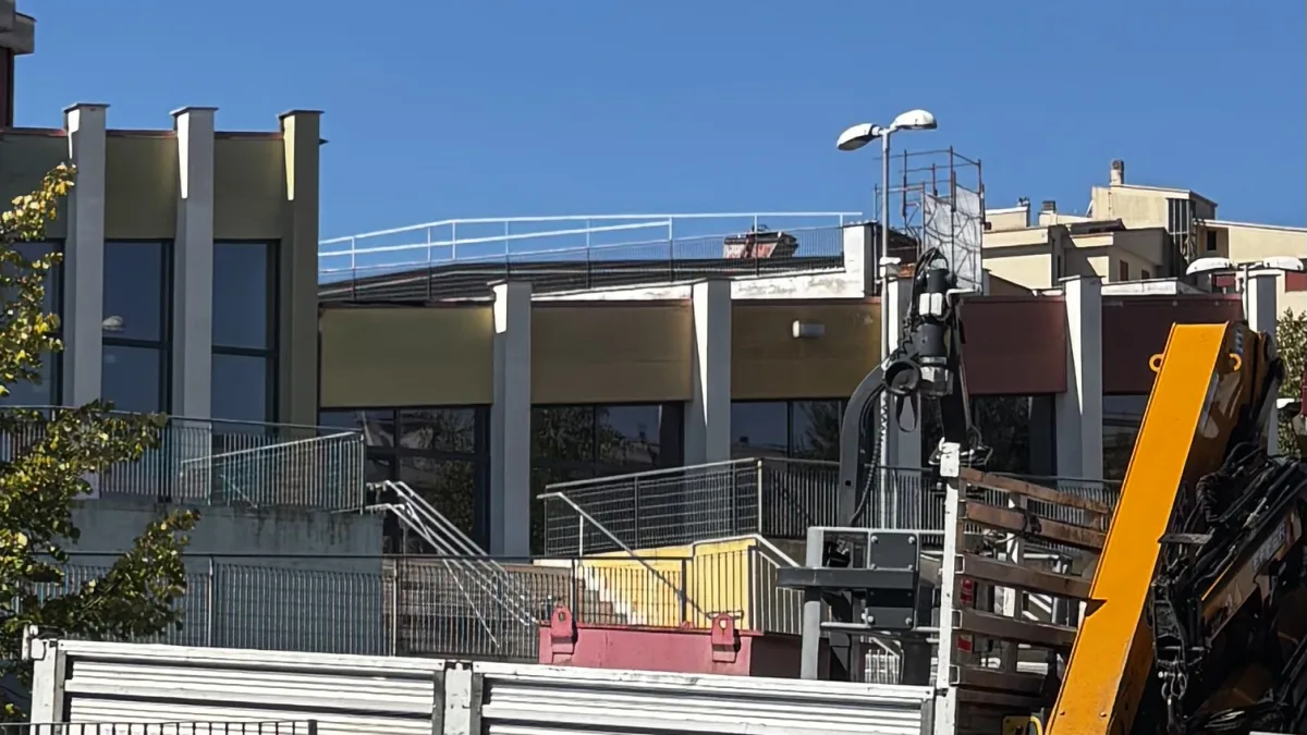 Frosinone – Principio di incendio nella scuola ai Cavoni: alunni evacuati. Un operaio in ospedale