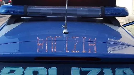 Schianto contro due auto in sosta e fuga: denunciati due giovani