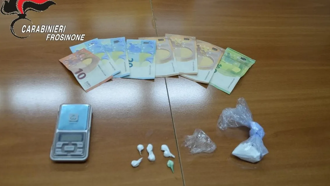 Veroli – Controlli antidroga: sorpreso con la cocaina in strada, arrestato un giovane
