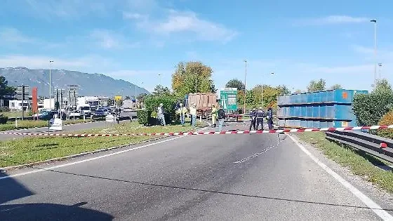 Un tir si ribalta al casello