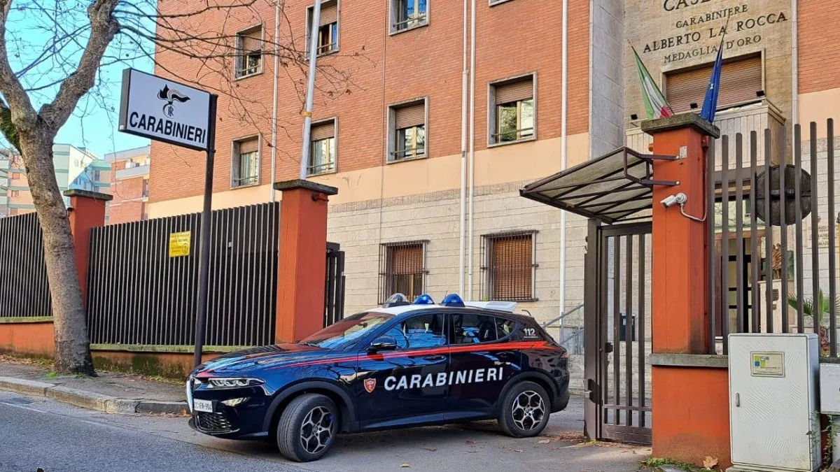 Frosinone – Tende un agguato all’ex moglie fuori dal lavoro: arrestato mentre è nascosto dietro la sua auto
