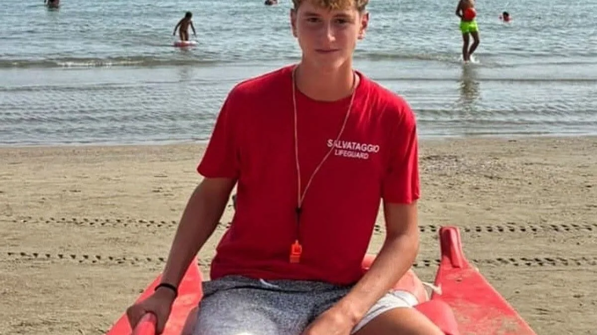 Formia (LT) – Salva due anziani turisti stranieri: applausi per Christian, bagnino 16enne