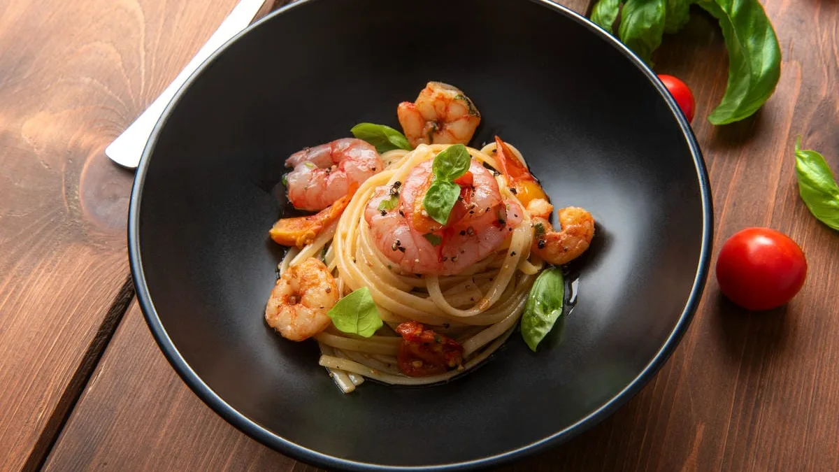 Pasta con scarola e pesce misto