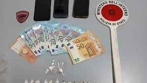 Non si fermano all'alt e fuggono. A bordo cocaina e soldi